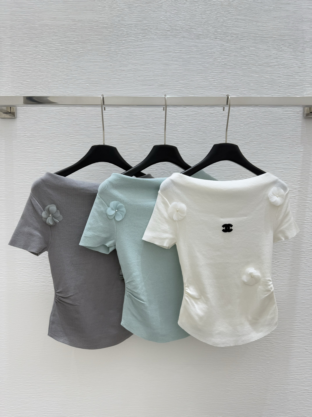 NO:329207,CH Home Early Spring New One-Ling Flower Contrast Color Logo Knitted Short Sleeve Color White Green Gray Size 36.38.40, T-shirt,alexander wang19860909CH家  早春新款一字领花形撞色logo针织短袖 颜色白色 绿色 灰色 尺码36.38.40,,T-shirt,alexander wang,Women's clothing