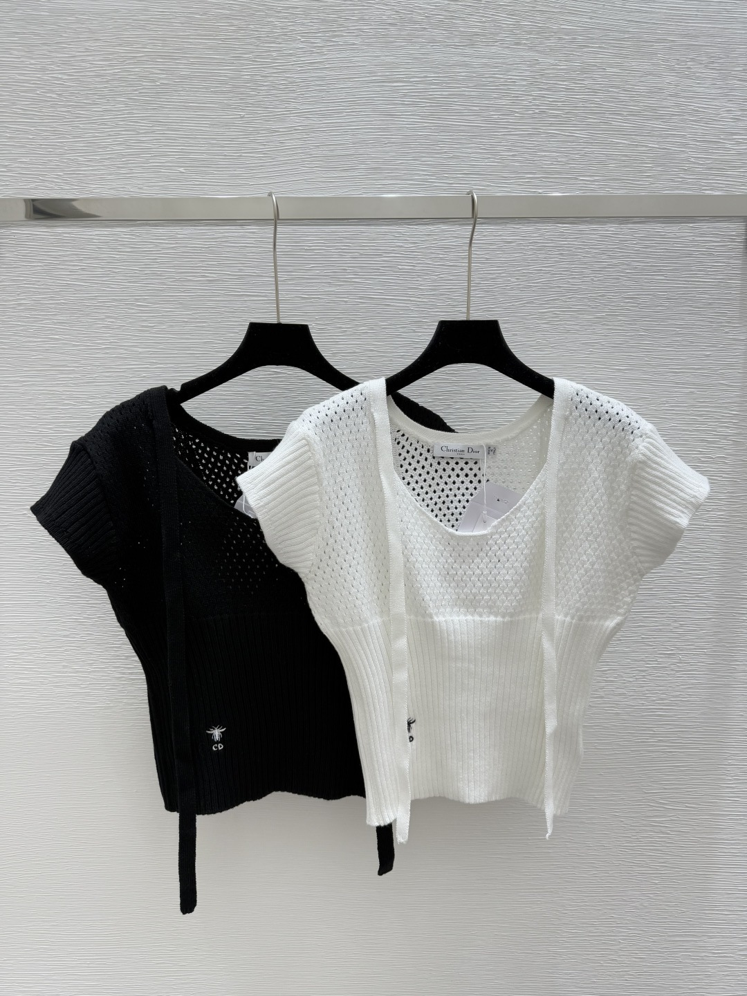 NO:329223,D Home Early Spring New Streamer V-neck Embroidered Knitted Short Sleeve Color White Black Size 36.38.40, Dior, T-shirt, alexander wang19860909D家  早春新款飘带V领刺绣针织短袖 颜色白色 黑色 尺码36.38.40,,dior,T-shirt,alexander wang,Women's clothing