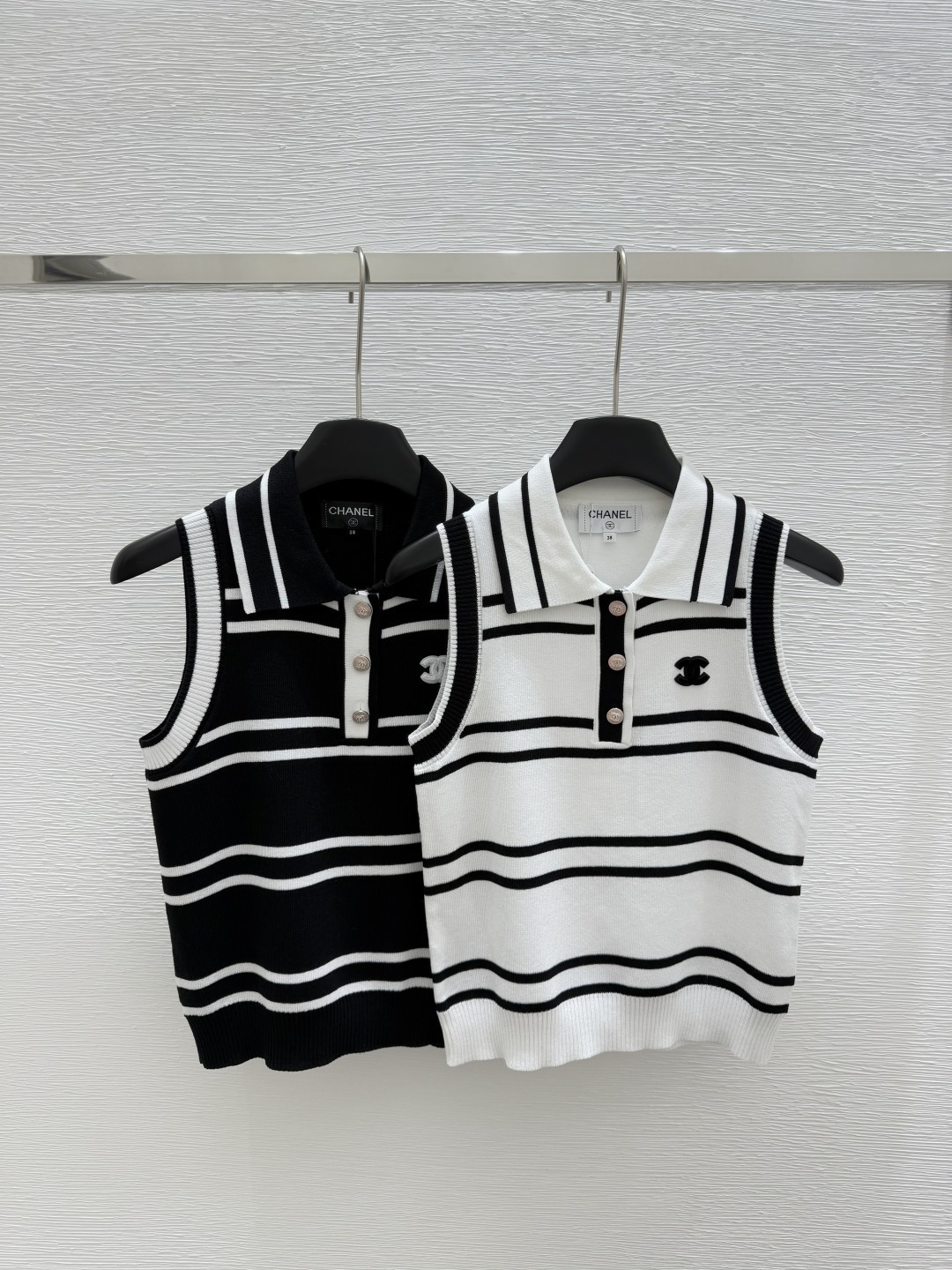 NO:329238,CH Home Early Spring New Lapel Contrast Stripe Knitted Vest Color White Black Size 36.38.40,,alexander wang19860909CH家  早春新款 翻领撞色条纹针织背心 颜色白色 黑色 尺码36.38.40,,alexander wang,Women's clothing