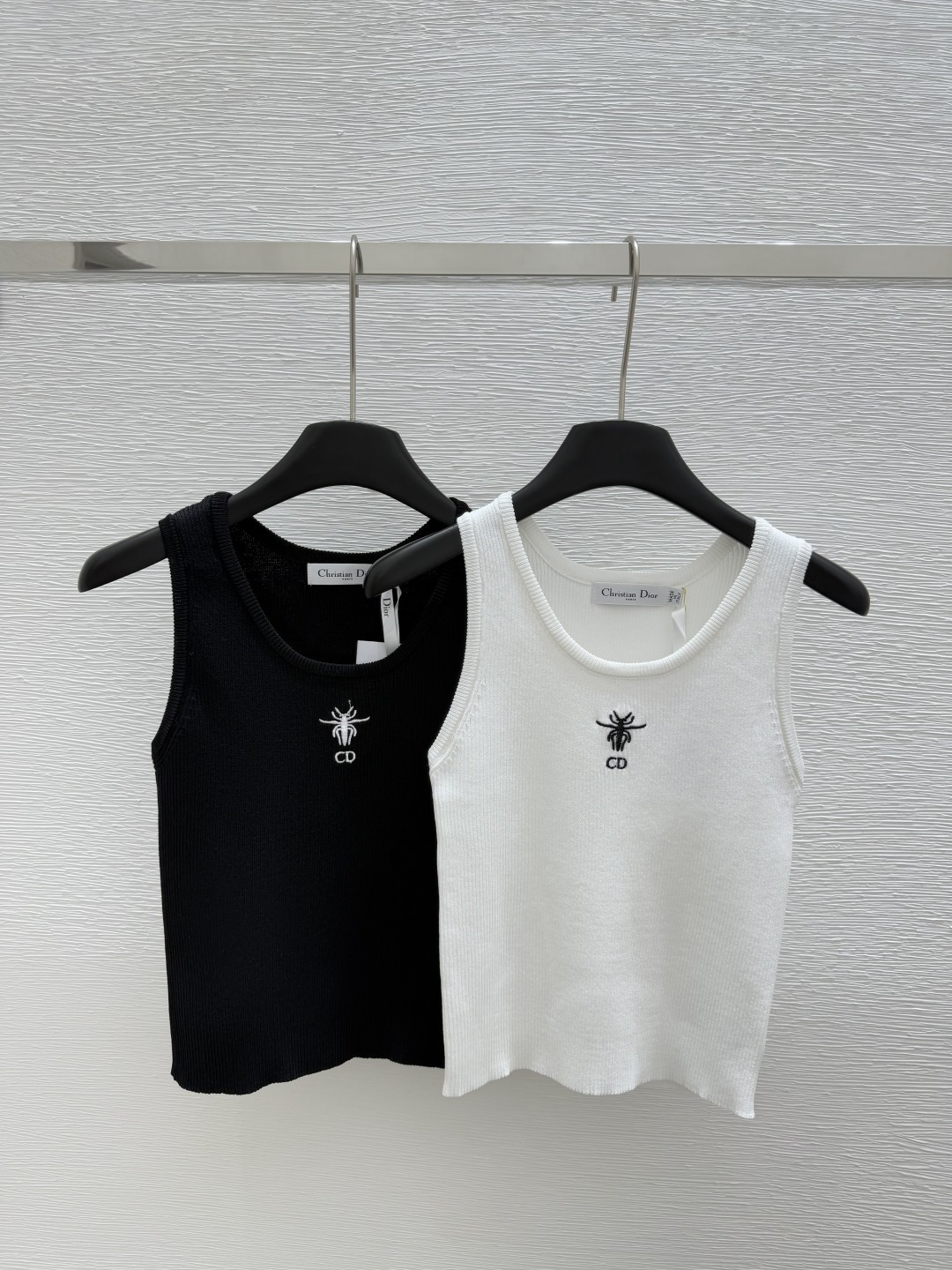 NO:329249,D Home Early Spring New Style Round Neck Contrast Embroidered Knitted Vest Color White Black Size 36.38.40, Dior, Alexander wang19860909D家  早春新款 圆领撞色刺绣针织背心 颜色白色 黑色 尺码36.38.40,,dior,alexander wang,Women's clothing