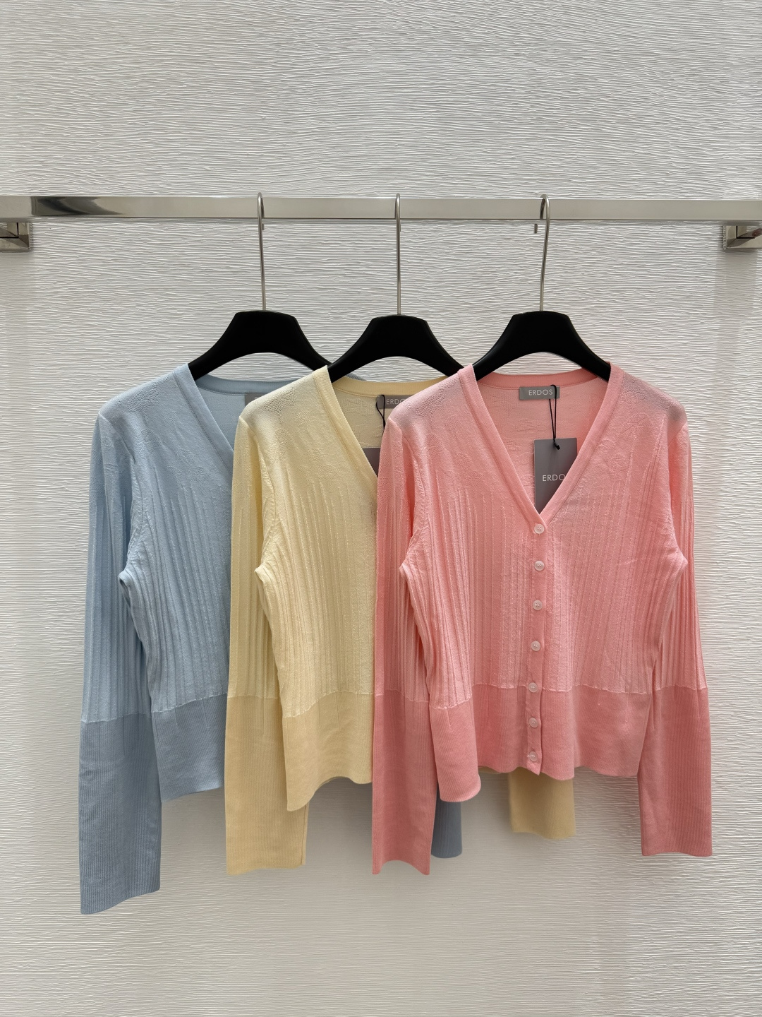 NO:329235,ER Home Early Spring New V-neck Cardigan Knitted Long Sleeve Color Pink Apricot Blue Size 36.38.40,,alexander wang19860909ER家  早春新款 V领开衫针织长袖 颜色粉色 杏色 蓝色 尺码36.38.40,,alexander wang,Women's clothing