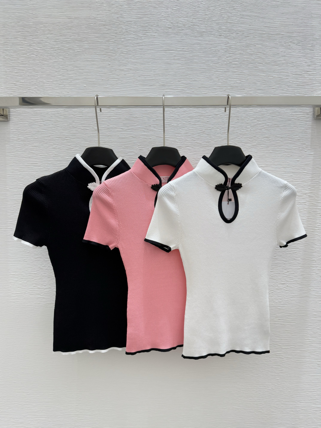 NO:331605,VA Home Early Spring New Style Stand Collar New Chinese Wings Buckle Knitted Short Sleeve Color White Pink Black Size 36.38.40, T-shirt,alexander wang19860909VA家  早春新款 立领新中式翅膀扣针织短袖 颜色白色 粉色 黑色 尺码36.38.40,,T-shirt,alexander wang,Women's clothing