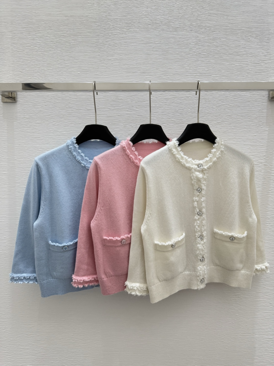 NO:331617,CH Home Early Spring New Round Neck Wool Cardigan Knitted Long Sleeve Color White Pink Blue Size 36.38.40,,alexander wang19860909CH家  早春新款 圆领毛须开衫针织长袖 颜色白色 粉色 蓝色 尺码36.38.40,,alexander wang,Women's clothing