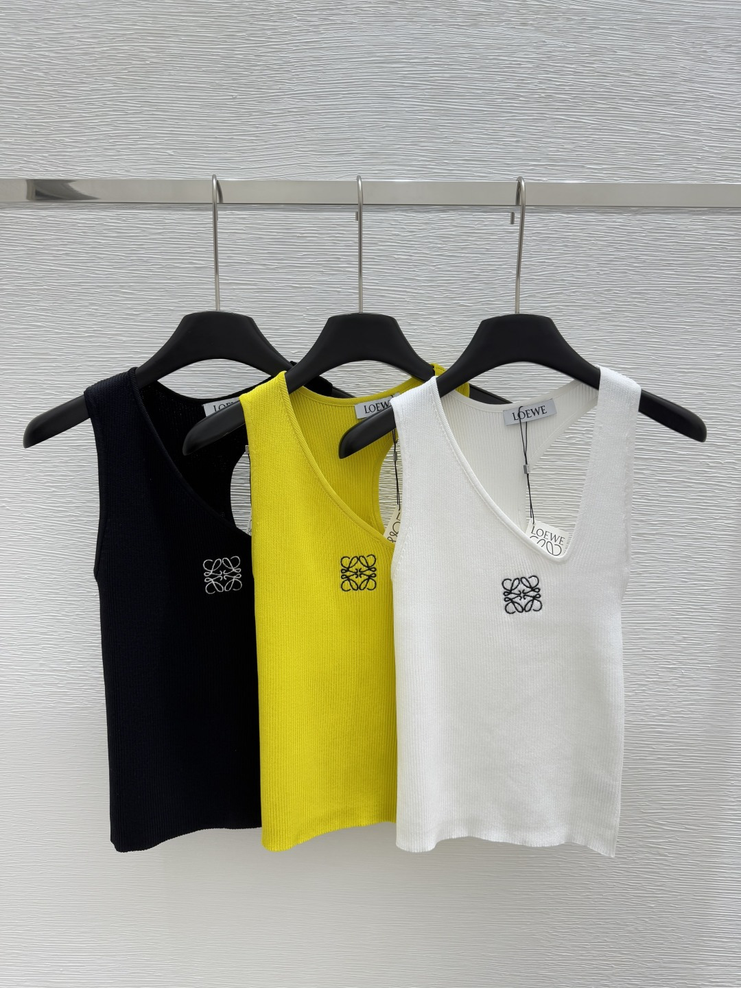 NO:331621,LO Home Early Spring New Style Round Neck Embroidered Logo Knitted Vest Color White Yellow Black Size 36.38.40, Alexander Wang19860909LO家  早春新款 圆领刺绣logo针织背心 颜色白色 黄色 黑色 尺码36.38.40,,alexander wang,Women's clothing