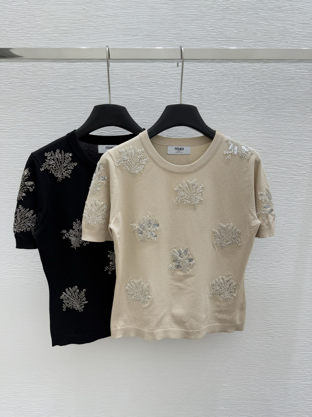 NO:331634,F Home New Early Spring Style Round Neck Beaded Bouquet Knitted Short Sleeve Color Apricot Black Size 36.38.40, Fendi, T-shirt, alexander wang19860909F家  早春新款 圆领穿珠花束针织短袖 颜色杏色 黑色 尺码36.38.40,,fendi,T-shirt,alexander wang,Women's clothing