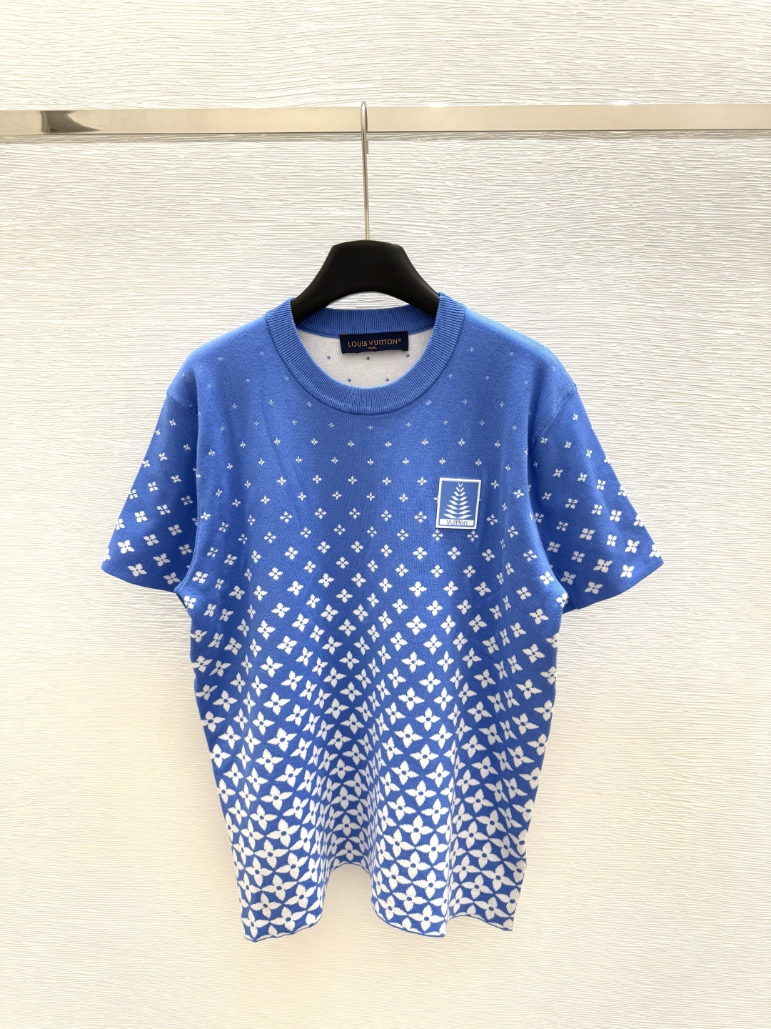 NO:331640,L Home Early Spring New Style Round Neck Jacquard Gradient Pattern Knitted Short Sleeve 11502555 Color Blue Size 36.38.40,,louis vuitton,T-shirt,alexander wang19860909L家  早春新款 圆领提花渐变图案针织短袖 11502555 颜色蓝色 尺码36.38.40,,louis vuitton,T-shirt,alexander wang,Women's clothing