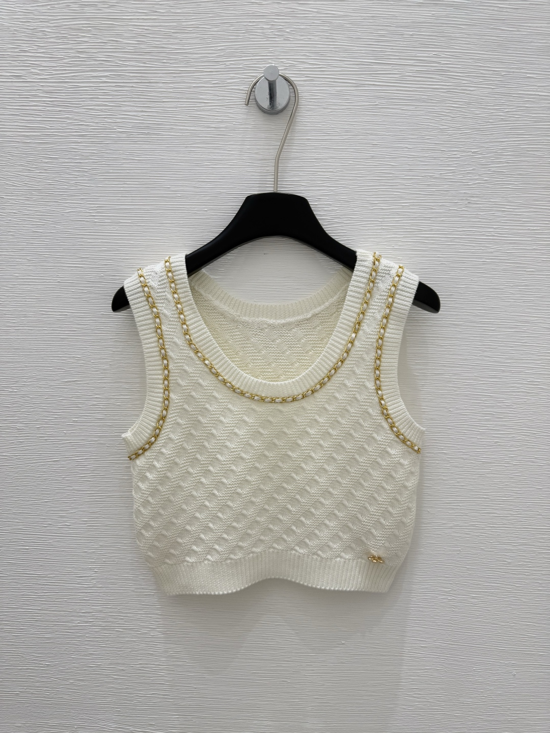 NO:331625,CH Home Early Spring New Round Collar Chain No. 5 Button Knitted Vest Color White Size 36.38.40,,alexander wang19860909CH家  早春新款 圆领链条5号纽扣针织背心 颜色白色 尺码36.38.40,,alexander wang,Women's clothing