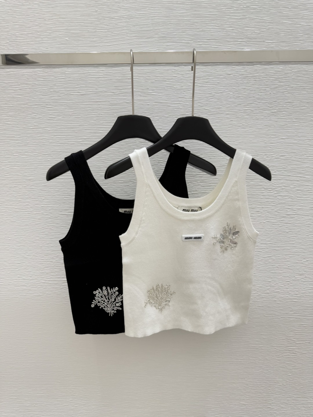 NO:334617,M Home Early Spring New Round Neck Sequin Knitted Vest Color White Black Size 36.38.40, Alexander Wang19860909M家  早春新款 圆领亮片花针织背心 颜色白色 黑色 尺码36.38.40,,alexander wang,Women's clothing