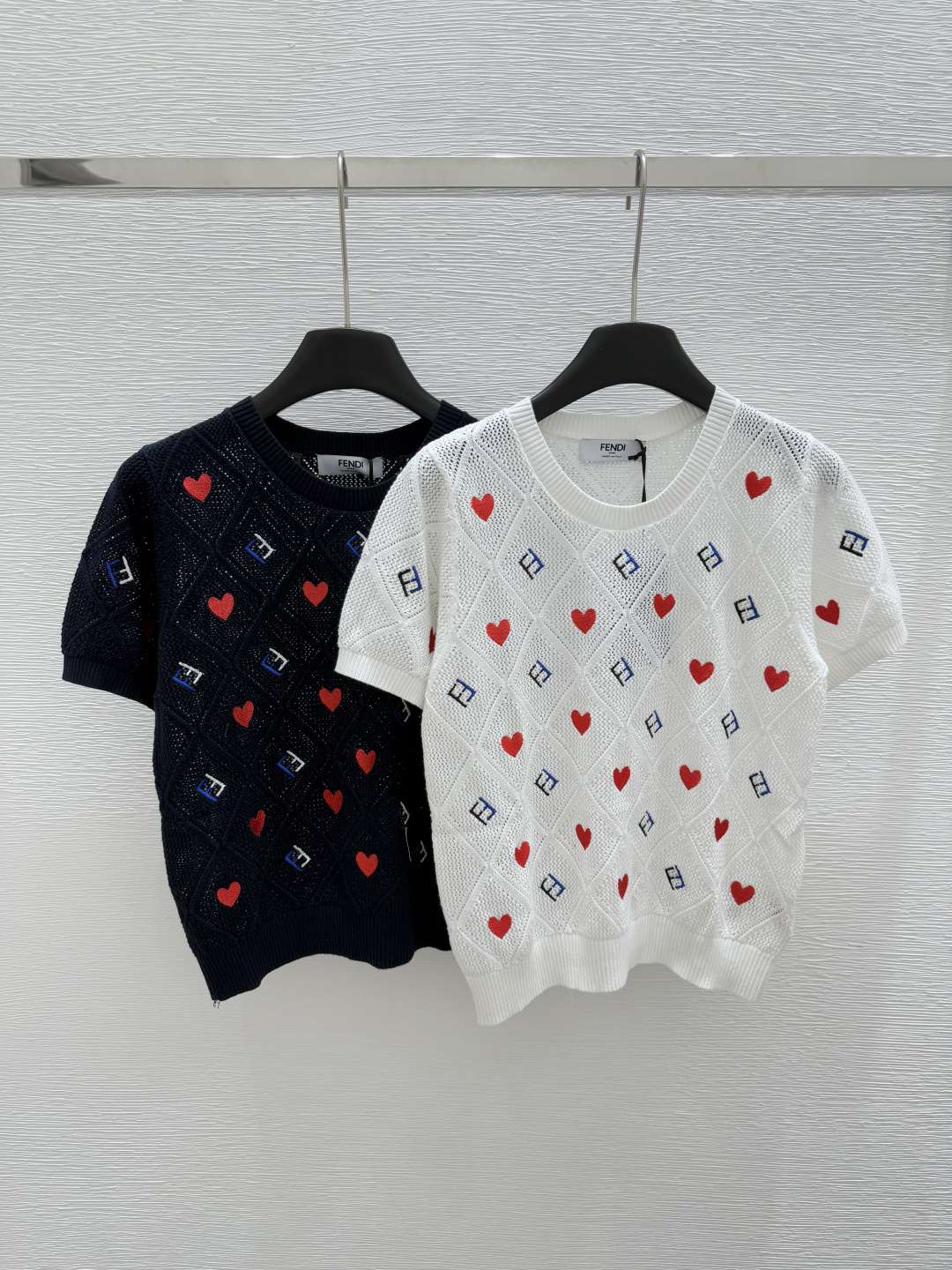 NO:334631,F home, early spring new style, round neck letters, love knitted short sleeves, color white, royal blue, size 36.38.40,,fendi,T-shirt,alexander wang19860909F家  早春新款 圆领字母爱心针织短袖 颜色白色 宝蓝色 尺码36.38.40,,fendi,T-shirt,alexander wang,Women's clothing