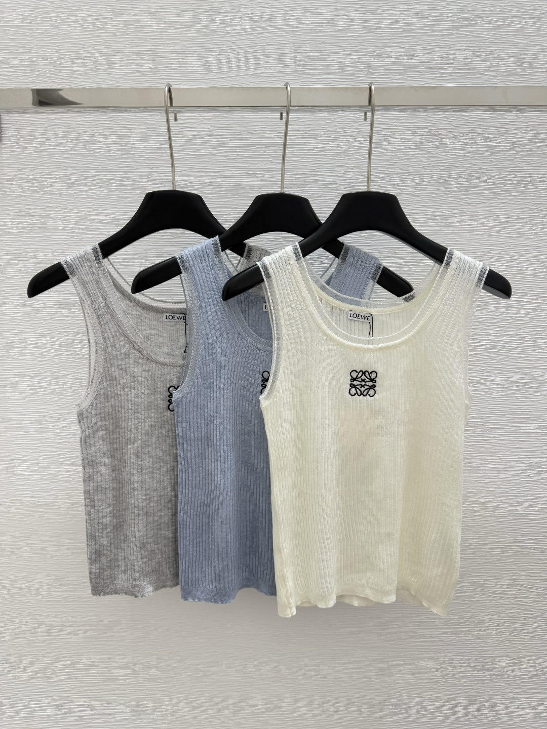 NO:334637,LO Home Early Spring New Round Neck Knitted Vest Color White Blue Gray Size 36.38.40,,alexander wang19860909LO家  早春新款 圆领针织背心 颜色白色 蓝色 灰色 尺码36.38.40,,alexander wang,Women's clothing