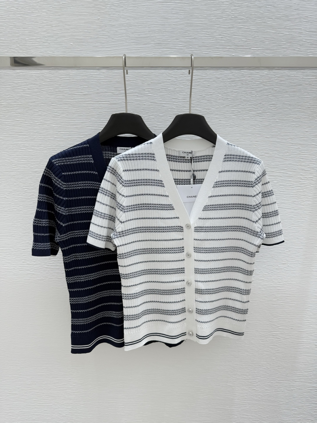 NO:334628,CH Home Early Spring New V-neck Striped Knitted Short-Sleeved Cardigan Color White Royal Blue Size 36.38.40, T-shirt,alexander wang19860909CH家  早春新款 V领条纹针织短袖开衫 颜色白色 宝蓝色 尺码36.38.40,,T-shirt,alexander wang,Women's clothing