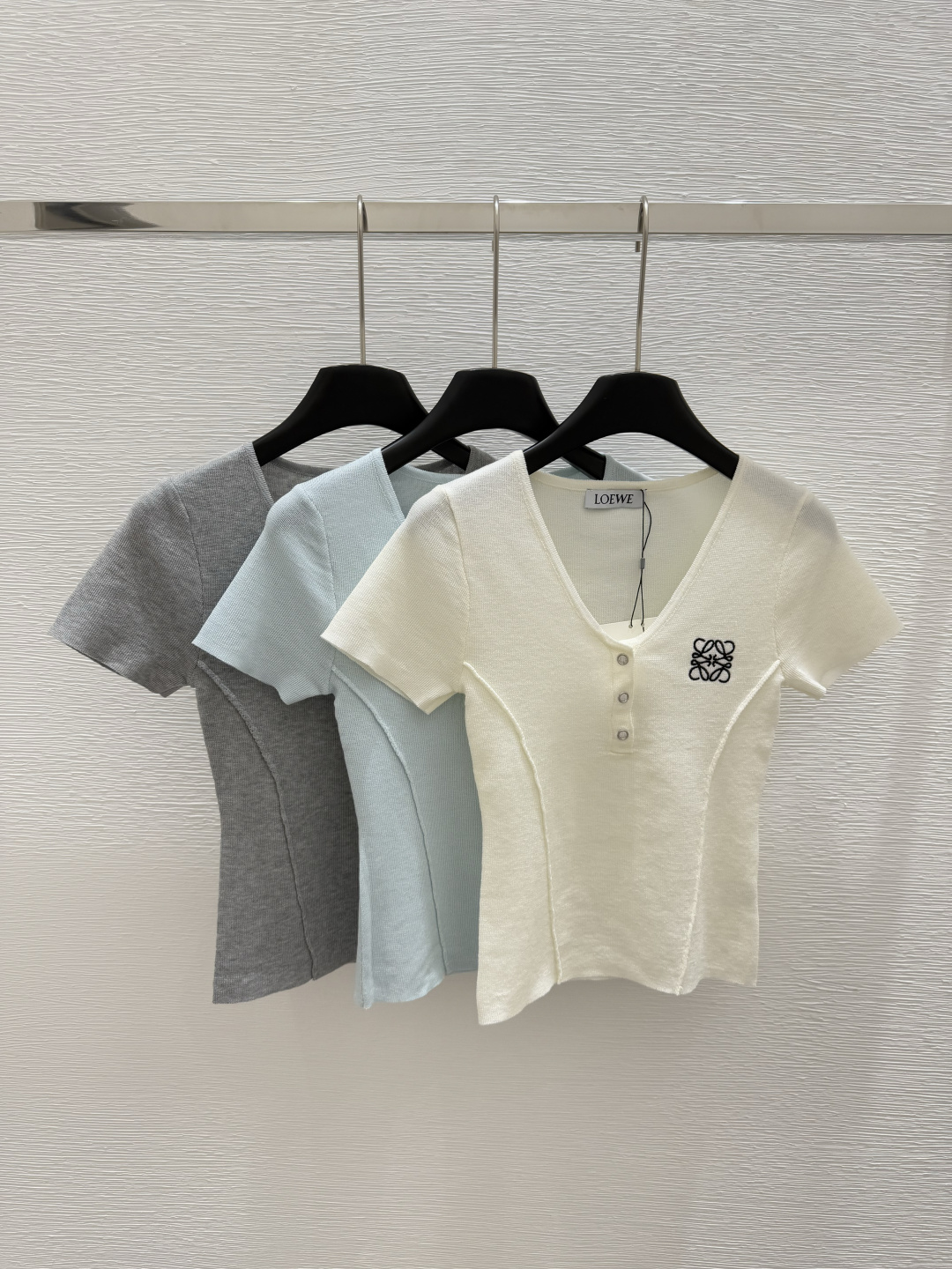 NO:334661,LO Home Early Spring New Style Round Neck Button Knitted Short Sleeve Color White Blue Gray Size 36.38.40, T-shirt,alexander wang19860909LO家  早春新款 圆领纽扣针织短袖 颜色白色 蓝色 灰色 尺码36.38.40,,T-shirt,alexander wang,Women's clothing