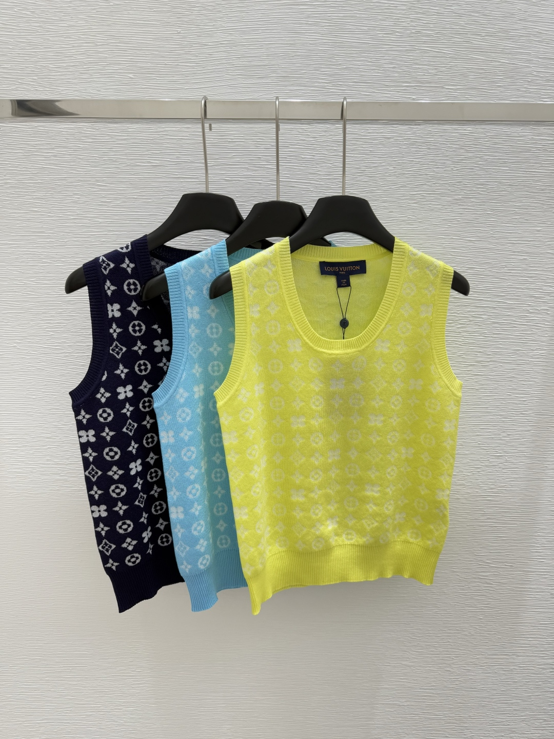 NO:417694,L Home Early Spring New Round-neck Alphabet Knitted Vest Color Yellow Blue Royal Blue Size 36.38.40,,louis vuitton,alexander wang19860909L家  早春新款 圆领字母针织背心 颜色黄色 蓝色 宝蓝色 尺码36.38.40,,louis vuitton,alexander wang,Women's clothing