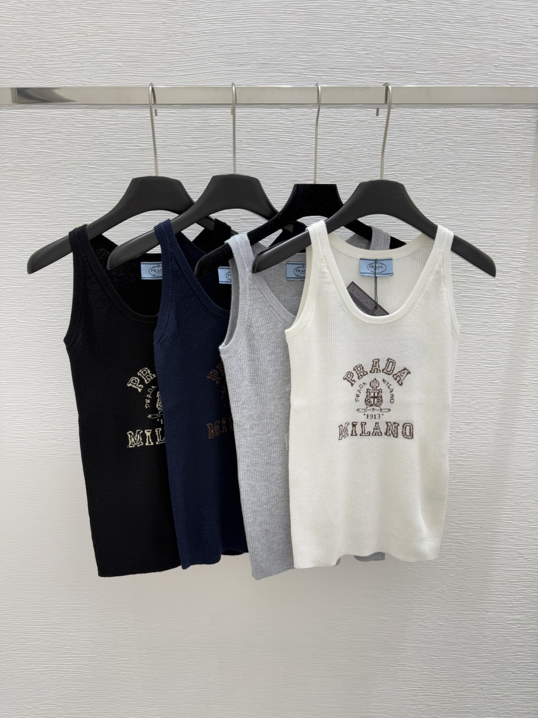 NO:417710,P home, early spring new style, round neck gold thread knitted vest, color white, gray, royal blue, black, size 36.38.40,,alexander wang19860909P家  早春新款 圆领金线针织背心 颜色白色 灰色 宝蓝色 黑色 尺码36.38.40,,alexander wang,Women's clothing