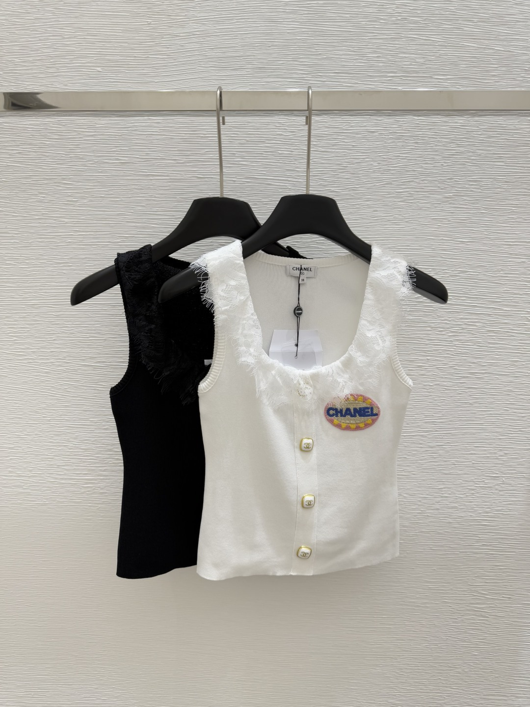 NO:417781,CH Home Early Spring New Style Lace Collar Knitted Vest Color White Black Size 36.38.40, Alexander Wang19860909CH家  早春新款 花边领针织背心 颜色白色 黑色 尺码36.38.40,,alexander wang,Women's clothing