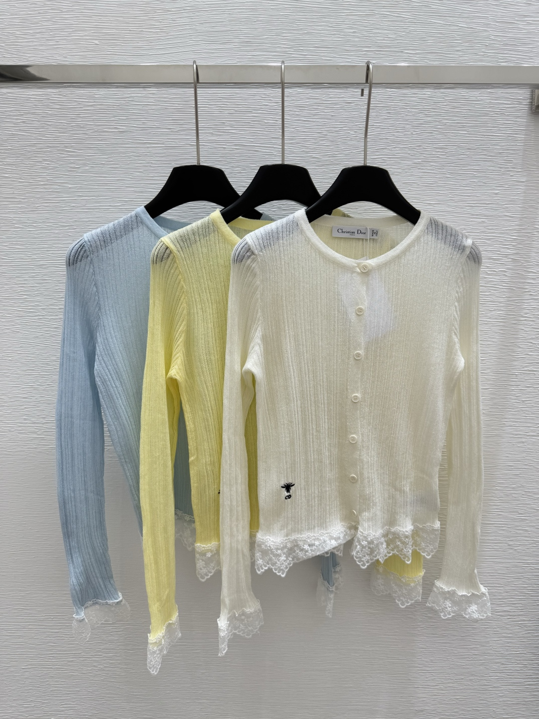 NO:417819,D Home Early Spring New Round Neck Cardigan Lace Knitted Long Sleeve Color White Yellow Blue Size 36.38.40, Dior, Alexander wang19860909D家  早春新款 圆领开衫花边针织长袖 颜色白色 黄色 蓝色 尺码36.38.40,,dior,alexander wang,Women's clothing