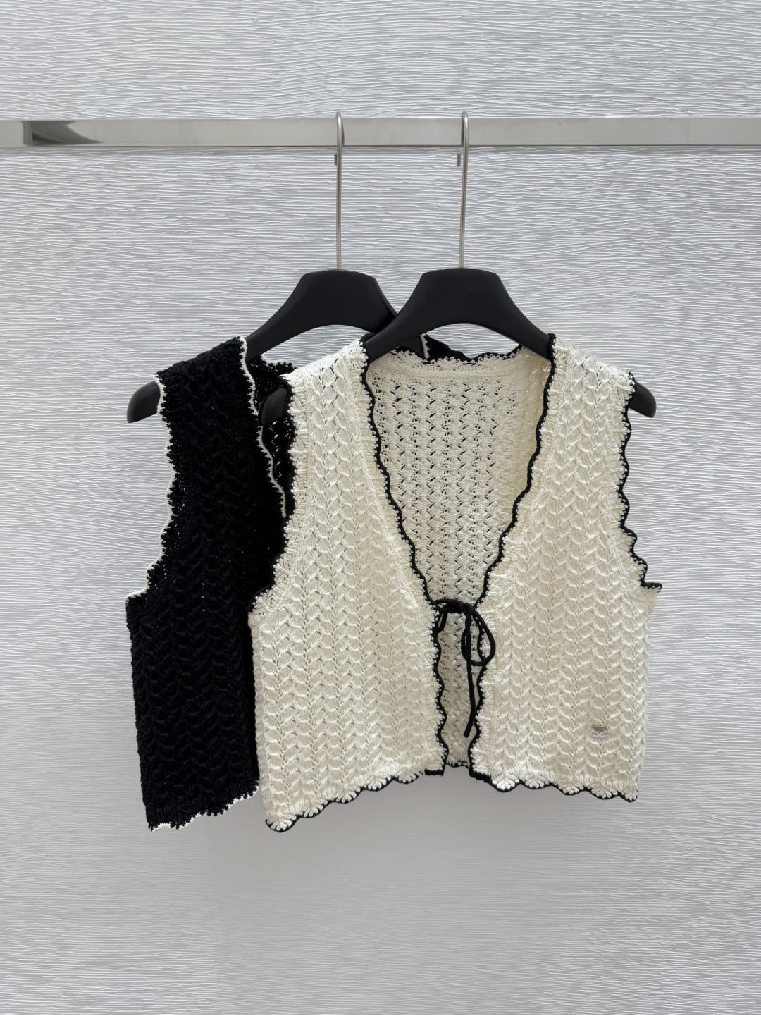 NO:419510,CH Home Early Spring New Model Hollow Bow Knitted Strap Vest Color White Black Size 36.38.40,,alexander wang19860909CH家  早春新款 镂空蝴蝶结针织绑带背心 颜色白色 黑色 尺码36.38.40,,alexander wang,Women's clothing
