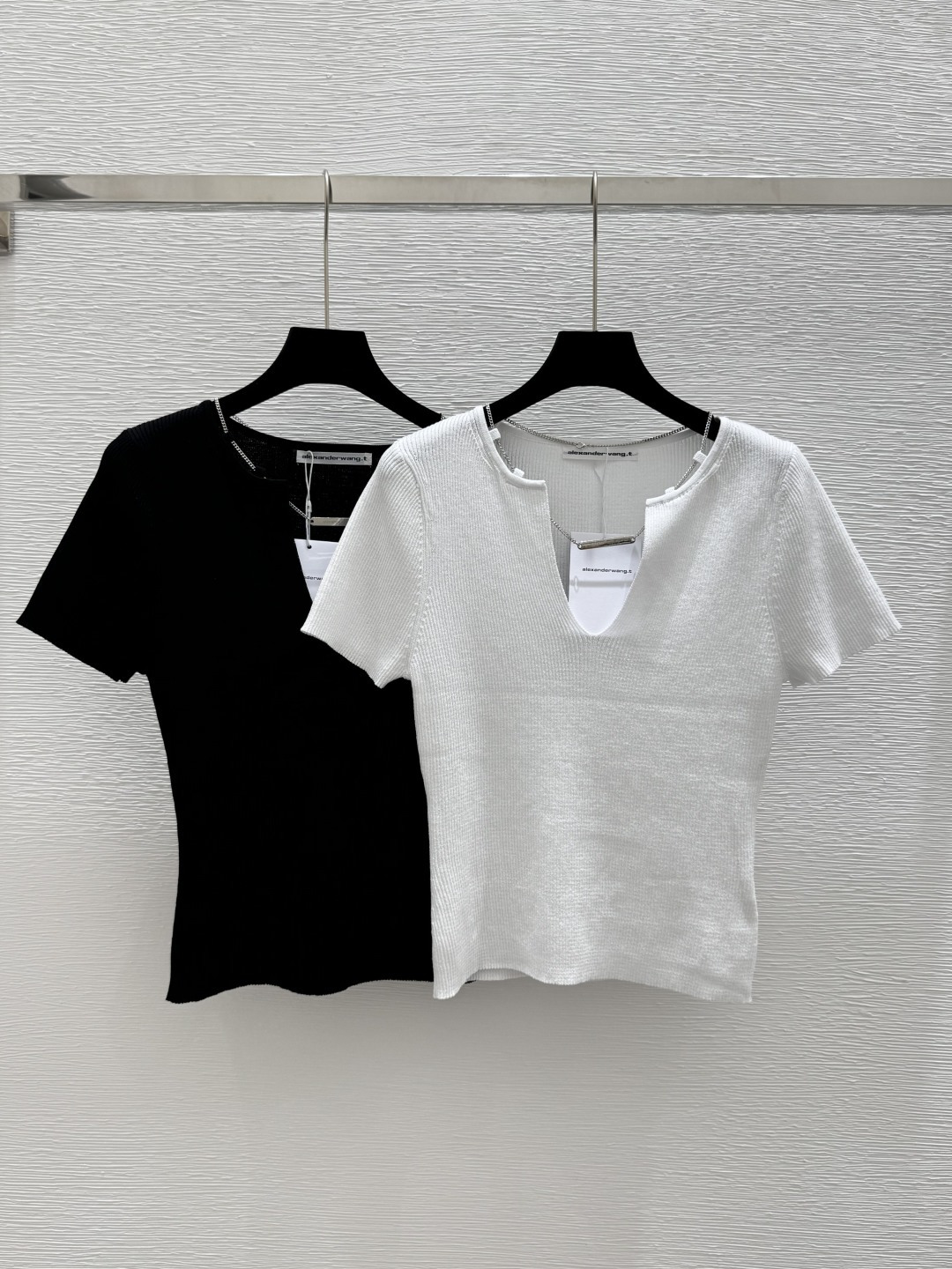 NO:410782,AW Home Summer New Style Solid Color Simple Chain V Neck Knitted Short Sleeve Color White Black Size 36.38.40, T-shirt,alexander wang19860909AW家 夏季新款 纯色简约链条V领针织短袖 颜色白色 黑色 尺码36.38.40,,T-shirt,alexander wang,Women's clothing
