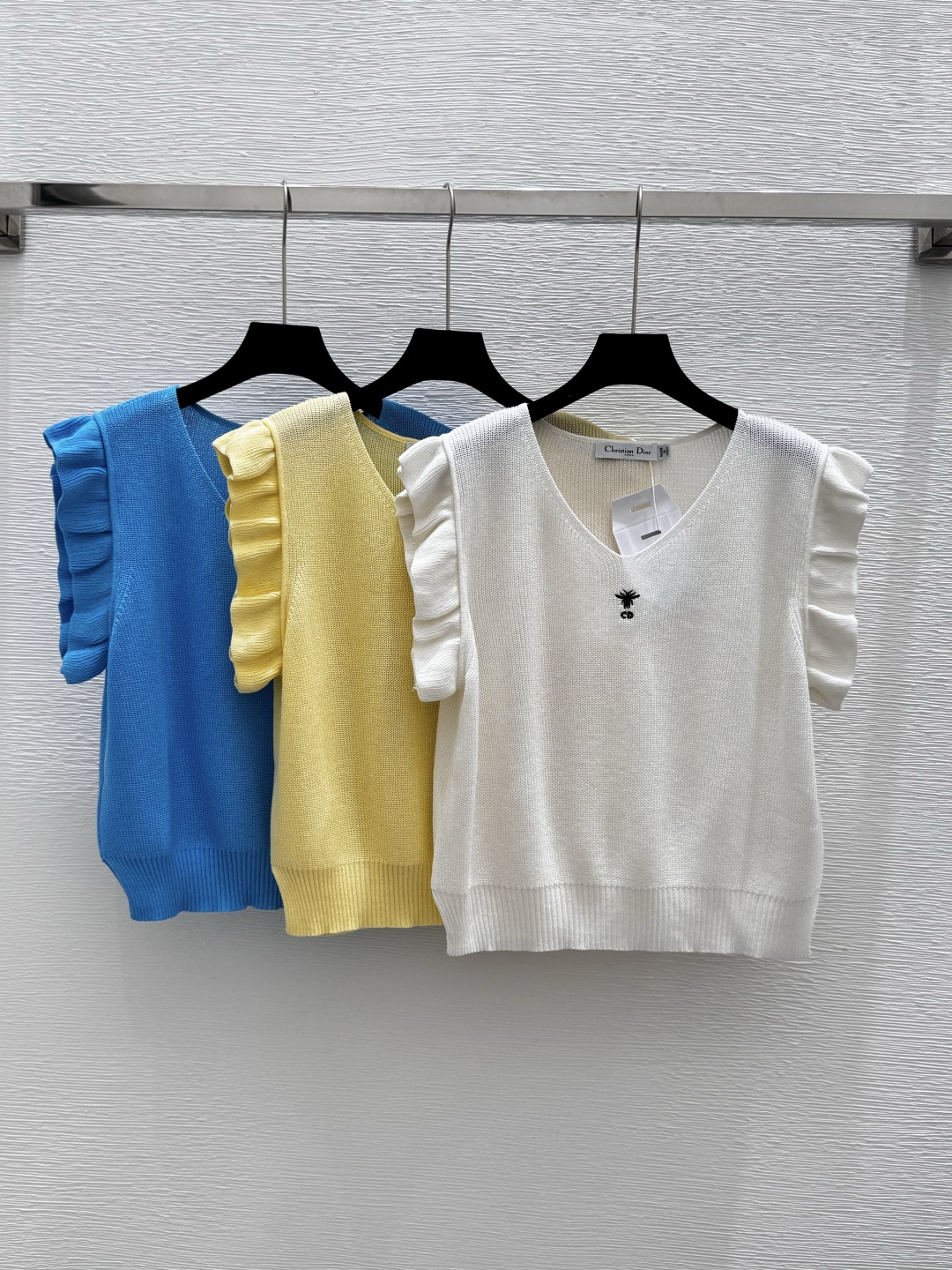 NO:410770,D Home Summer New Style Solid Color Ruffled V-neck Knitted Vest Color White Yellow Blue Size 36.38.40, Dior, Alexander wang19860909D家 夏季新款 纯色荷叶边V领针织背心 颜色白色 黄色 蓝色 尺码36.38.40,,dior,alexander wang,Women's clothing