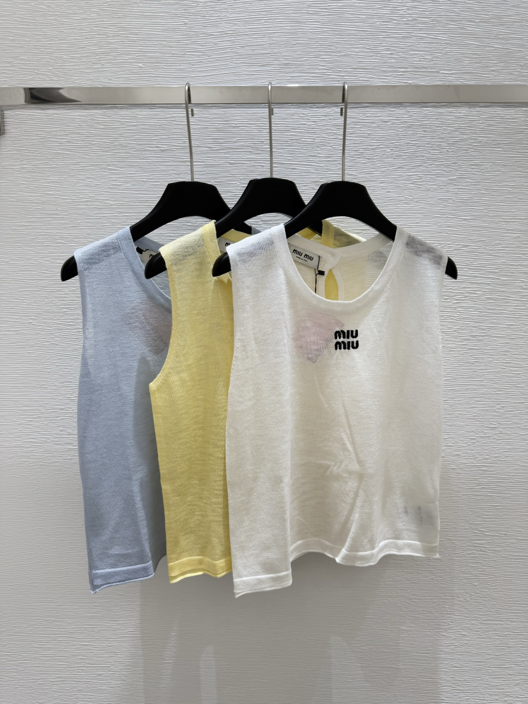 NO:425398,M Home New Summer Round Neck Knitted Button Vest Color White Yellow Blue Size 36.38.40,,alexander wang19860909M家 夏季新款 圆领针织纽扣背心 颜色白色 黄色 蓝色 尺码36.38.40,,alexander wang,Women's clothing