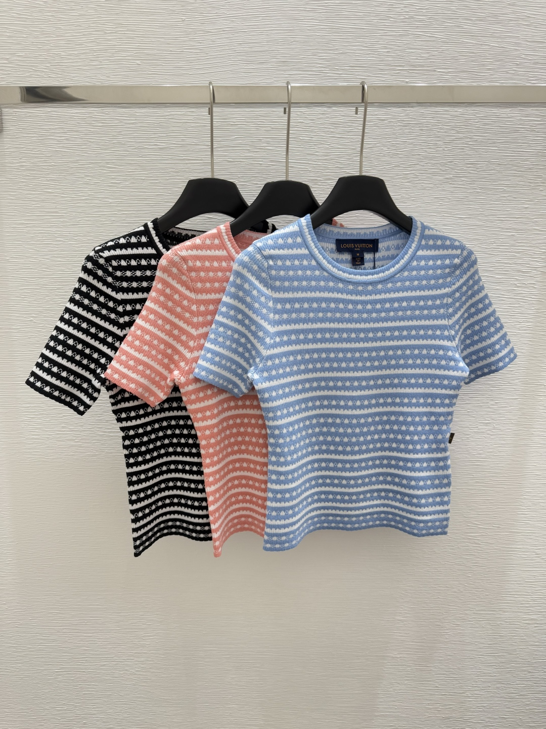 NO:419344,L Home Summer New Style Round Neck Knitted Stripe Short Sleeve Color Blue Pink Black Size 36.38.40,,louis vuitton,T-shirt,alexander wang19860909L家 夏季新款 圆领针织条纹短袖 颜色蓝色 粉色 黑色 尺码36.38.40,,louis vuitton,T-shirt,alexander wang,Women's clothing