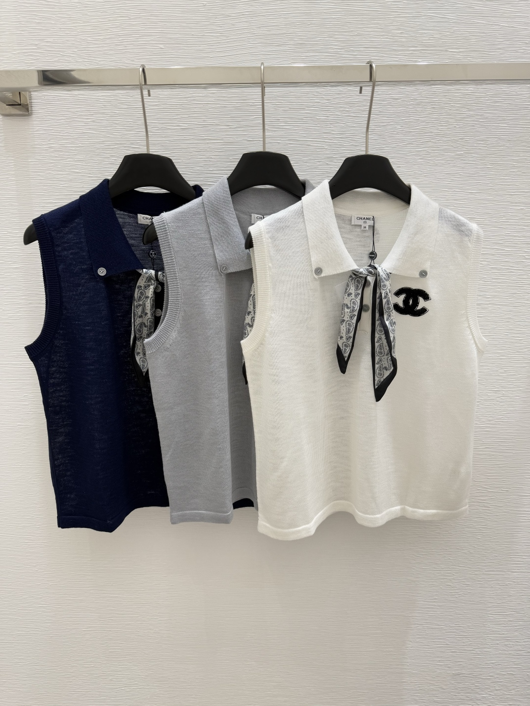 NO:417948,CH Home Summer New Style Lapel Knitted Bow Tie Vest Color White Blue Gray Size 36.38.40,,alexander wang19860909CH家 夏季新款 翻领针织领结背心 颜色白色 蓝色 灰色 尺码36.38.40,,alexander wang,Women's clothing