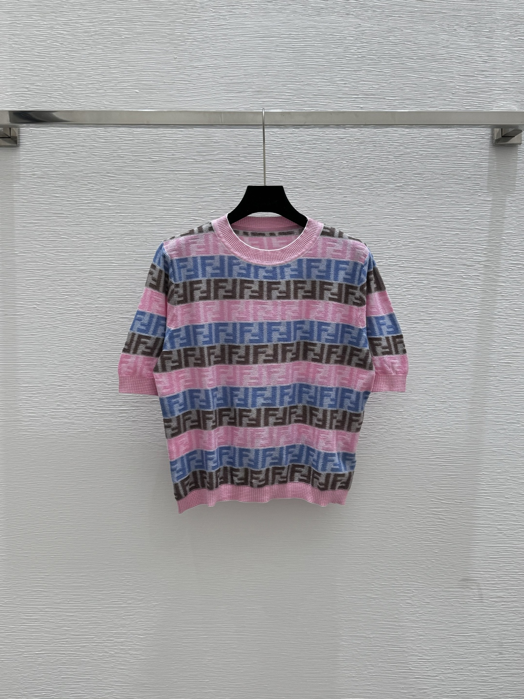 NO:429121,F Home Summer New Style Contrast Letter Jacquard Knitted Round Neck Short Sleeve Color Pink Size 36.38.40, Fendi, T-shirt, alexander wang19860909F家 夏季新款 撞色字母提花针织圆领短袖 颜色粉色 尺码36.38.40,,fendi,T-shirt,alexander wang,Women's clothing