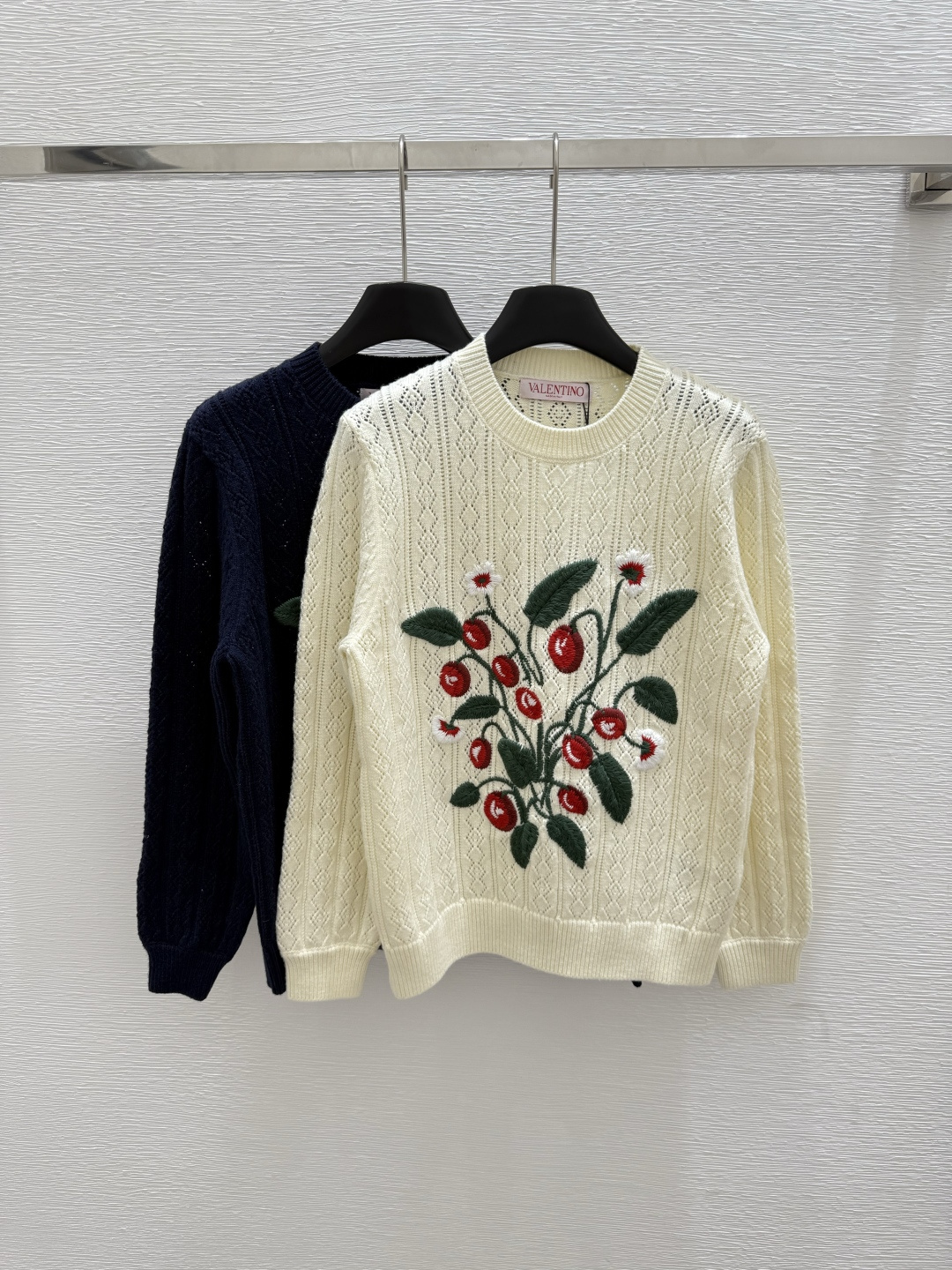 NO:431988,VA Home Summer New Cherry Knit Long Sleeve Color White Royal Blue Size 36.38.40, Alexander Wang19860909VA家 夏季新款 樱桃针织长袖 颜色白色 宝蓝色 尺码36.38.40,,alexander wang,Women's clothing