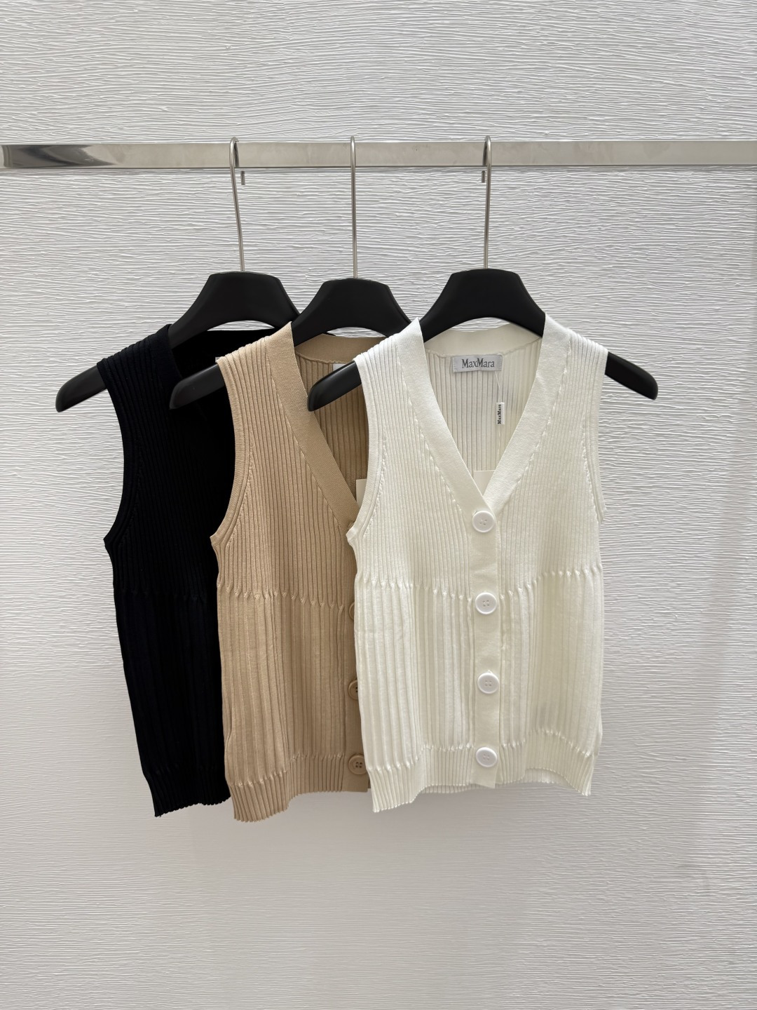 NO:428505,MAX Home Summer New Style Cardigan Knitted Vest Color White Apricot Black Size 36.38.40,,alexander wang19860909MAX家 夏季新款 开衫针织背心 颜色白色 杏色 黑色 尺码36.38.40,,alexander wang,Women's clothing