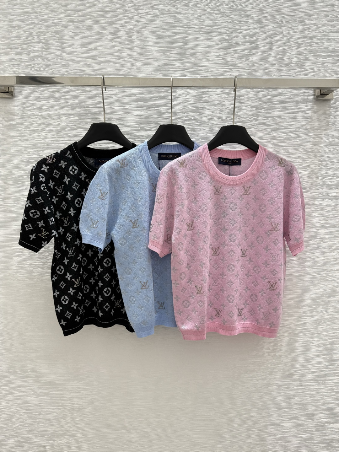 NO:434000,L Home New Summer Style Presbyterian Round Neck Knitted Short Sleeve Color Pink Blue Black Size 36.38.40, louis vuitton, T-shirt, alexander wang19860909L家 夏季新款 老花圆领针织短袖 颜色粉色 蓝色 黑色 尺码36.38.40,,louis vuitton,T-shirt,alexander wang,Women's clothing