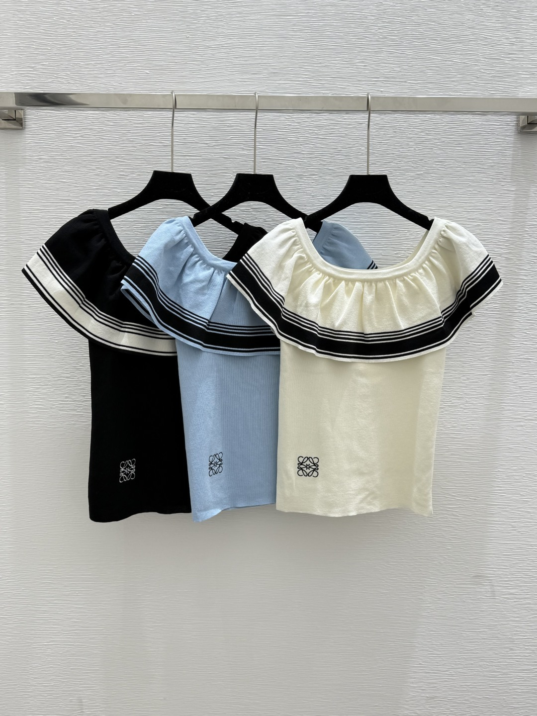 NO:434015,LO Home Summer New Style Ruffled One-Shoulder Knit Short Sleeve Color White Blue Black Size 36.38.40, T-shirt,alexander wang19860909LO家 夏季新款 荷叶边一字肩针织短袖 颜色白色 蓝色 黑色 尺码36.38.40,,T-shirt,alexander wang,Women's clothing