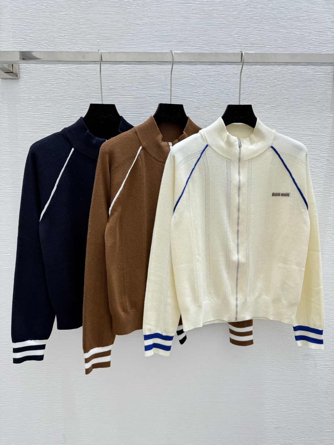 NO:434045,M Home Summer New Style Solid Color Simple Line Knitted Zipper Cardigan Color Apricot Coffee Royal Blue Size 36.38.40,,alexander wang19860909M家 夏季新款 纯色简约线条针织拉链开衫 颜色杏色 咖啡色 宝蓝 尺码36.38.40,,alexander wang,Women's clothing