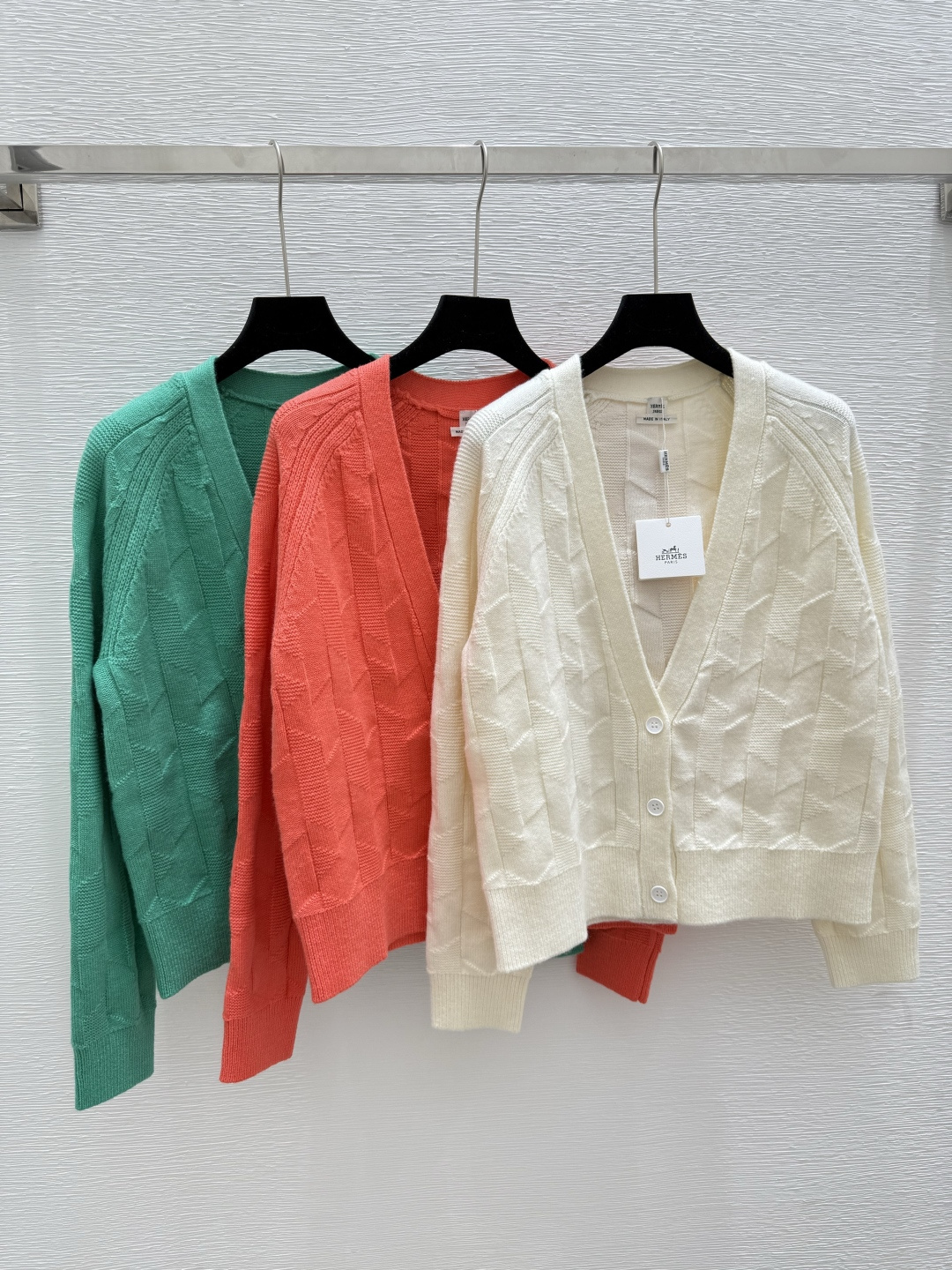 NO:434036,HE Home Summer New Style Solid Color Simple V-neck Knitted Cardigan Color Apricot Orange Green Size 36.38.40,,alexander wang19860909HE家 夏季新款 纯色简约V领针织开衫 颜色杏色 橙色 绿色 尺码36.38.40,,alexander wang,Women's clothing