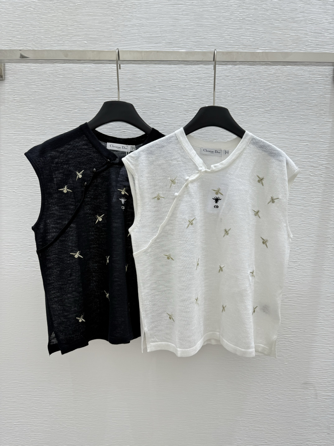 NO:434338,D Home New Summer Style New Chinese Bee Embroidered Knitted Vest Color White Black Size 36.38.40, Dior, Alexander wang19860909D家 夏季新款 新中式小蜜蜂刺绣针织背心 颜色白色 黑色 尺码36.38.40,,dior,alexander wang,Women's clothing