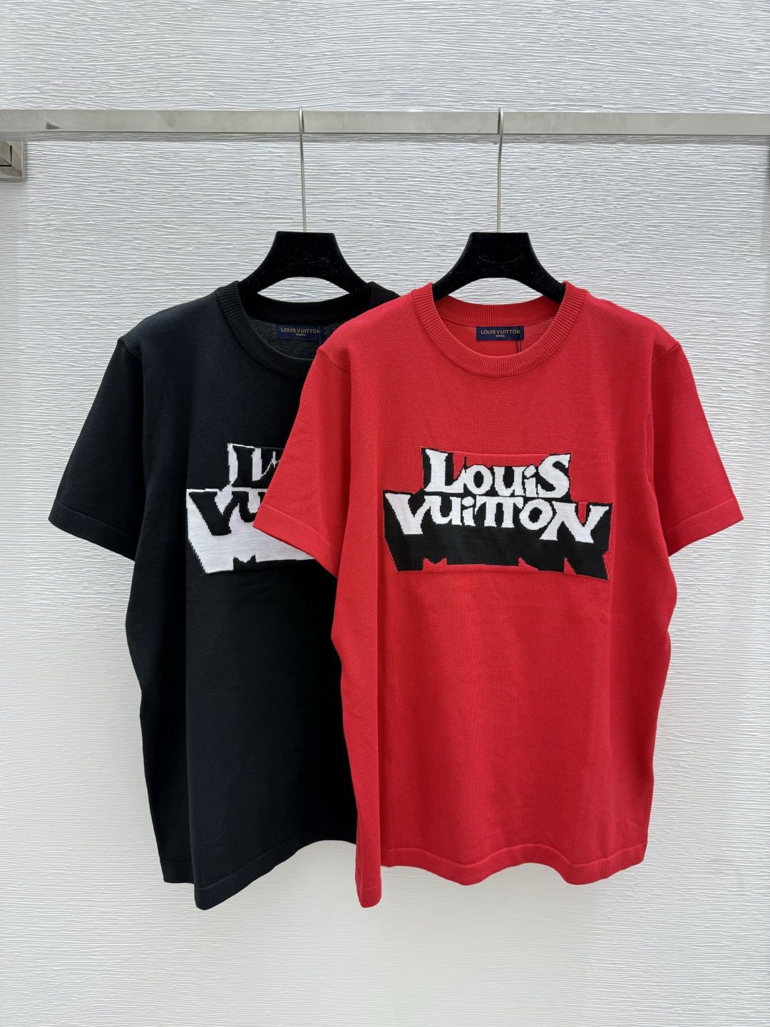 NO:434365,L Home Summer New Style Contrast Letter Knitted Round Neck Short Sleeve Color Black Red Size 36.38.40,,louis vuitton,T-shirt,alexander wang19860909L家 夏季新款 撞色字母针织圆领短袖 颜色黑色 红色 尺码36.38.40,,louis vuitton,T-shirt,alexander wang,Women's clothing
