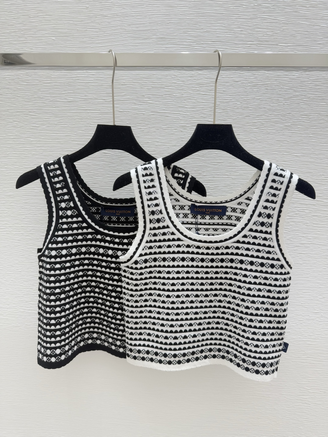 NO:434375,L Home Summer New Style Contrast Stripe Design Knitted Vest Color Black White Size 36.38.40,,louis vuitton,alexander wang19860909L家 夏季新款 撞色条纹设计针织背心 颜色黑色 白色 尺码36.38.40,,louis vuitton,alexander wang,Women's clothing