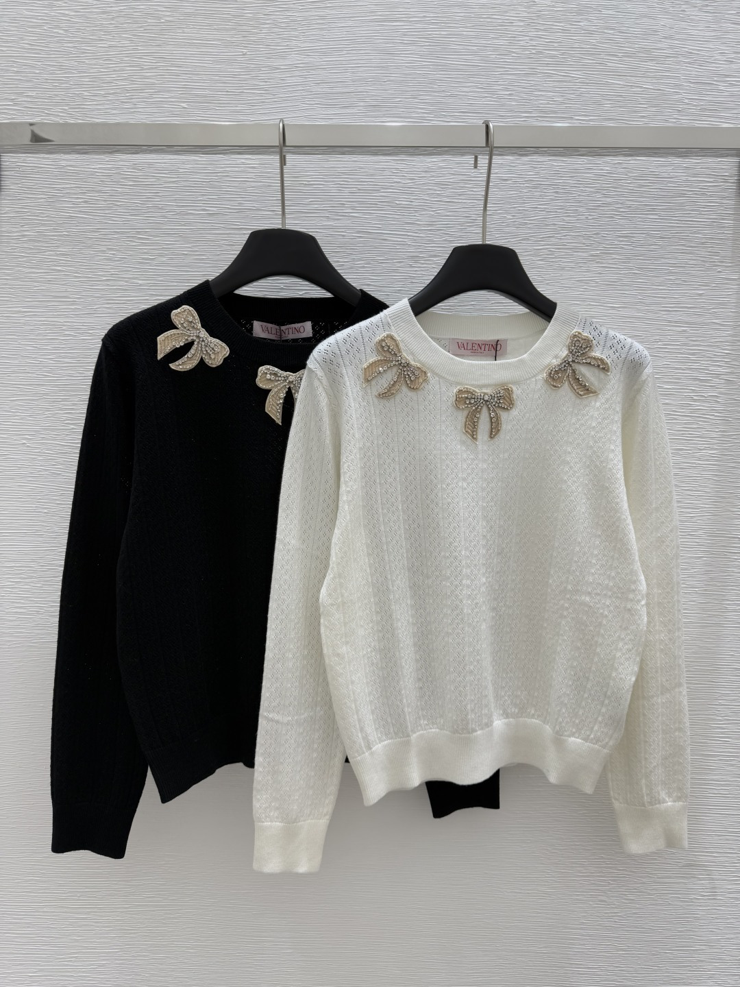 NO:434387,VA Home Early Autumn New Bow Jewelry Knitted Round Neck Long Sleeve Color Black White Size 36.38.40,,alexander wang19860909VA家 早秋新款 蝴蝶结饰品针织圆领长袖 颜色黑色 白色 尺码36.38.40,,alexander wang,Women's clothing