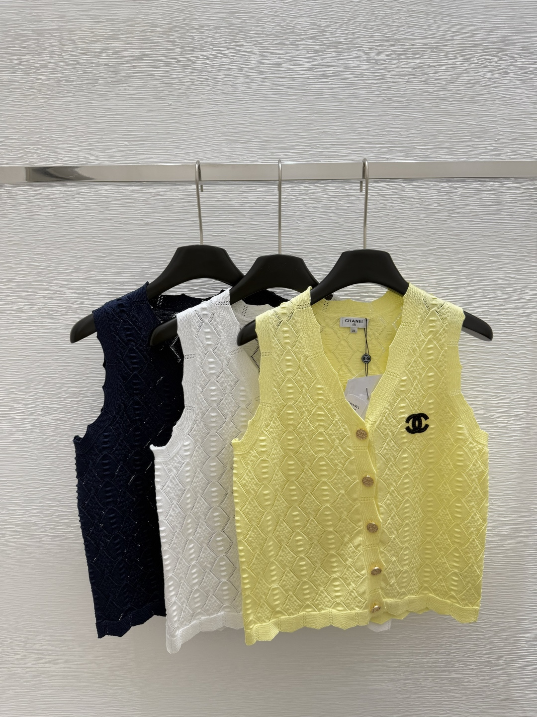 NO:435275,CH Home Summer New Style Hollow Knitted Cardigan Vest Color White Black Yellow Size 36.38.40,,alexander wang19860909CH家 夏季新款 镂空针织开衫背心 颜色白色 黑色 黄色 尺码36.38.40,,alexander wang,Women's clothing
