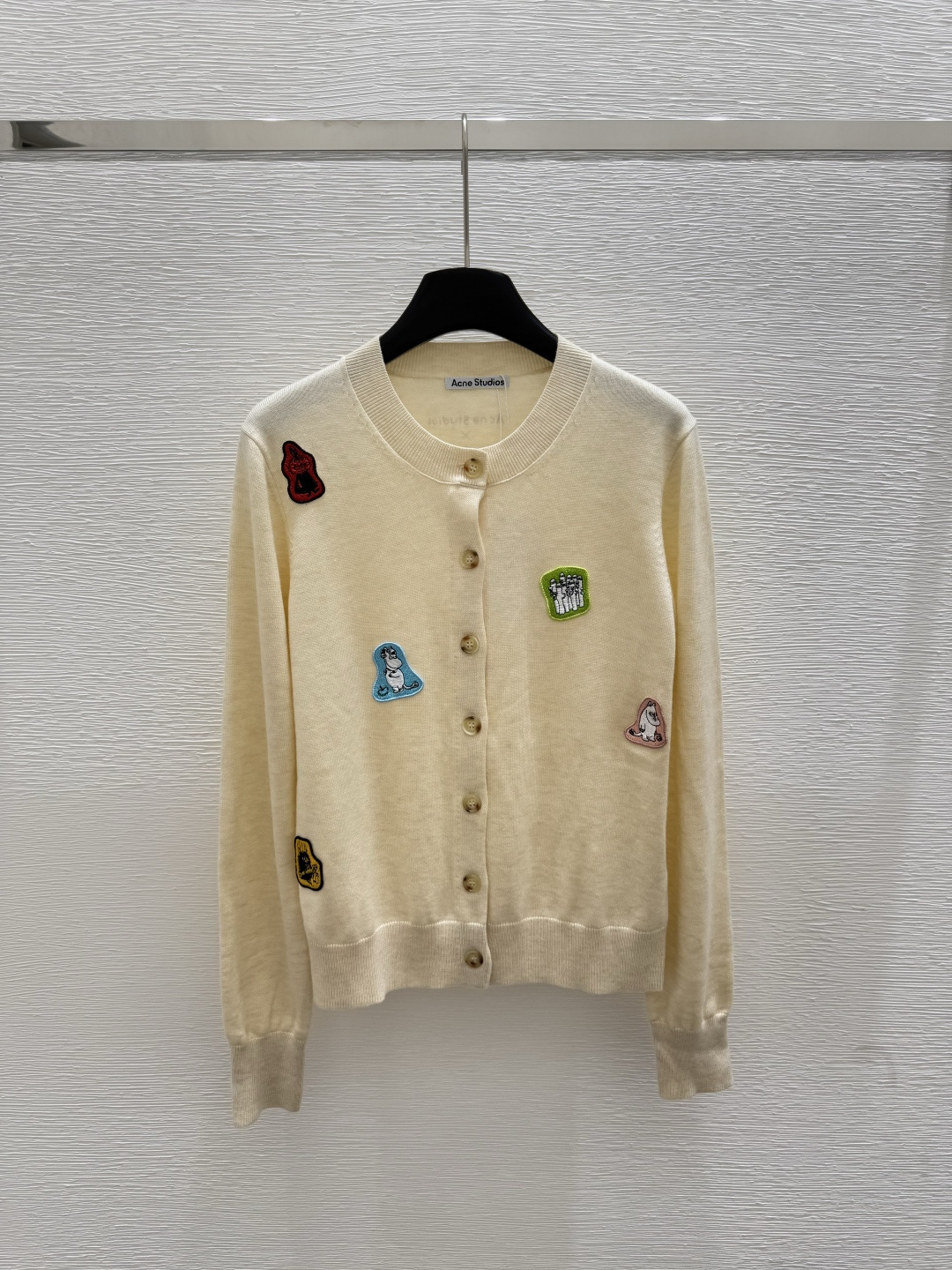 NO:435990,Acne's early autumn new cartoon embroidered round neck long sleeve knitted cardigan color apricot size 36.38.40, acne studios, alexander wang19860909Acne家 早秋新款卡通刺绣圆领长袖针织开衫 颜色杏色 尺码36.38.40,,acne studios,alexander wang,Women's clothing