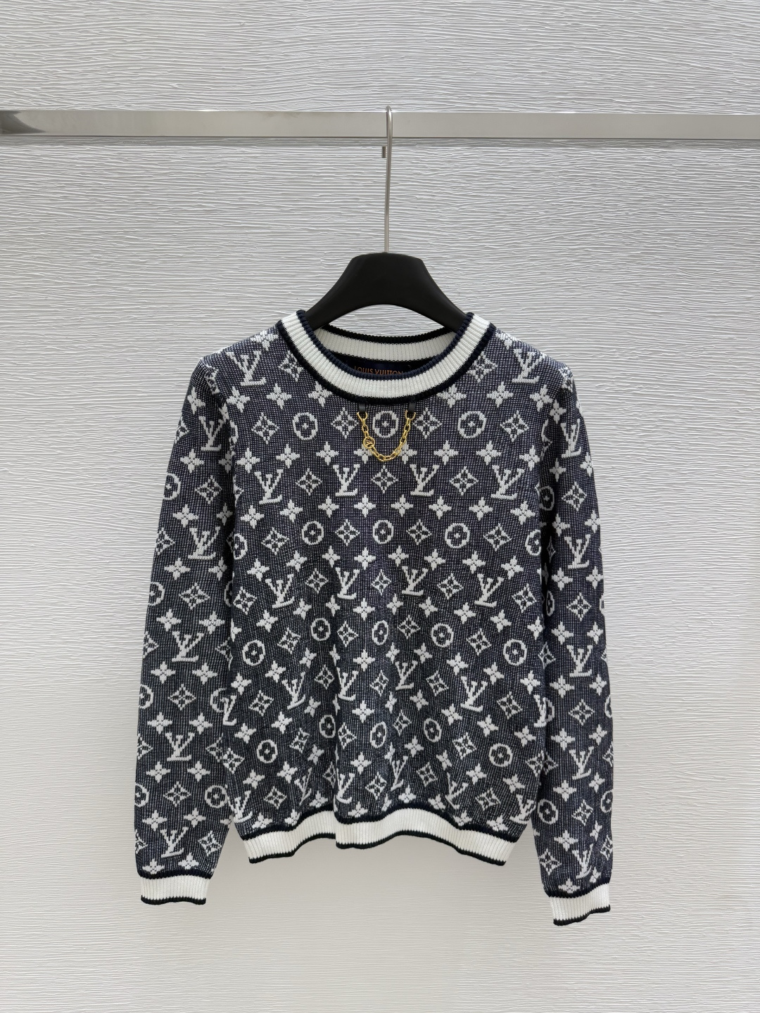 NO:436005,L Home Early Autumn New Style Classic Old-fashioned Chain Knitted Long Sleeve Round Neck Color Navy Size 36.38.40, Louis vuitton,alexander wang19860909L家 早秋新款 经典老花链条针织长袖圆领 颜色藏青 尺码36.38.40,,louis vuitton,alexander wang,Women's clothing