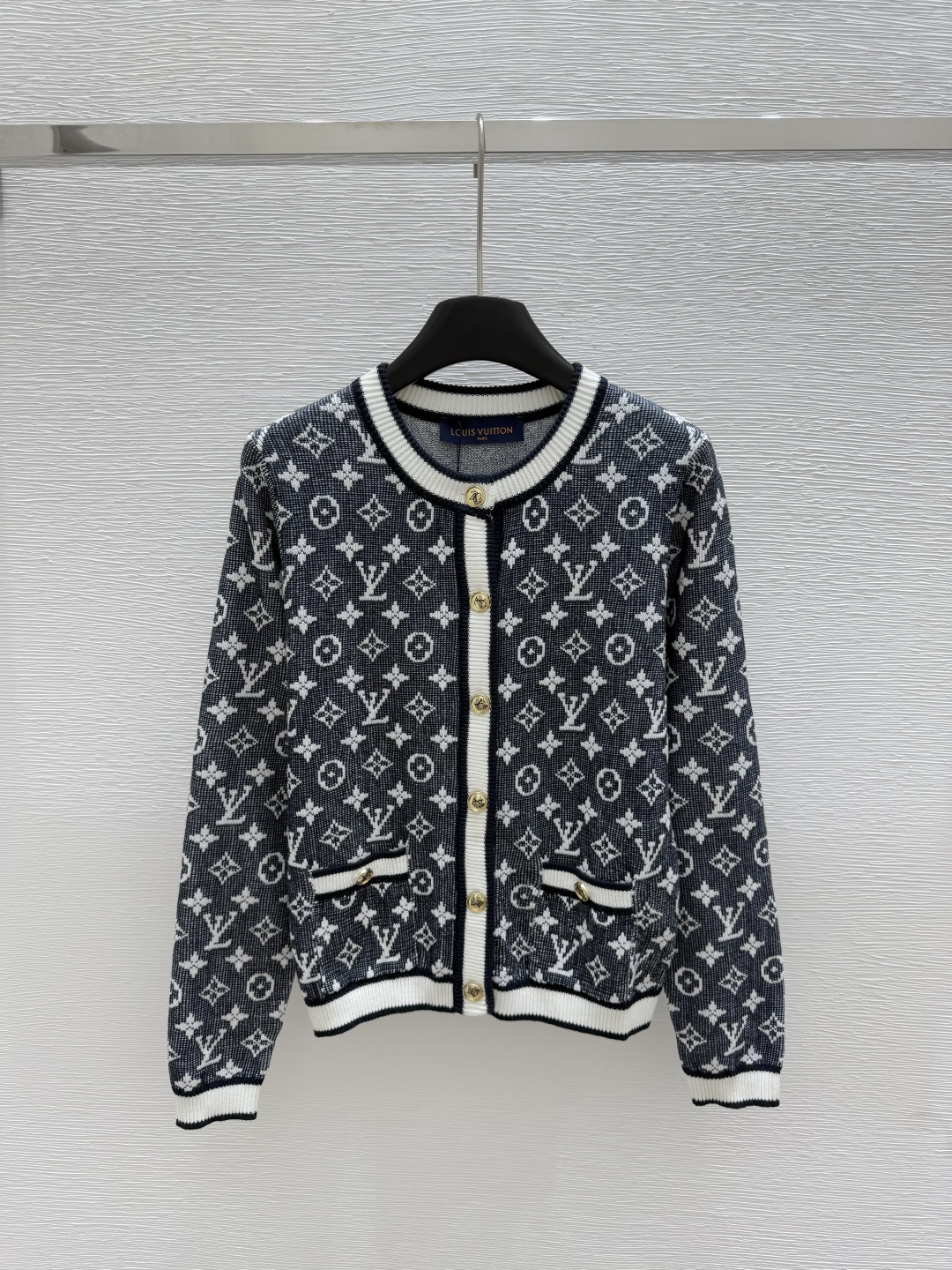 NO:436008,L Home Early Autumn New Style Classic Presbyterian Knitted Long Sleeve Round Neck Cardigan Color Navy Size 36.38.40, Louis vuitton,alexander wang19860909L家 早秋新款 经典老花针织长袖圆领开衫 颜色藏青 尺码36.38.40,,louis vuitton,alexander wang,Women's clothing