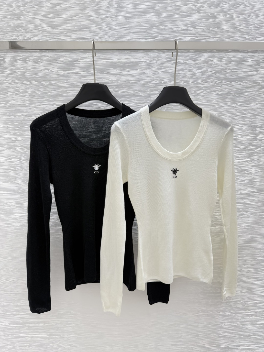 NO:436024,D Home Early Autumn New Style Solid Color Simple Knitted Long Sleeve Round Neck Color White and Black Size 36.38.40, Dior, Alexander wang19860909D家 早秋新款 纯色简约针织长袖圆领 颜色白色黑色 尺码36.38.40,,dior,alexander wang,Women's clothing