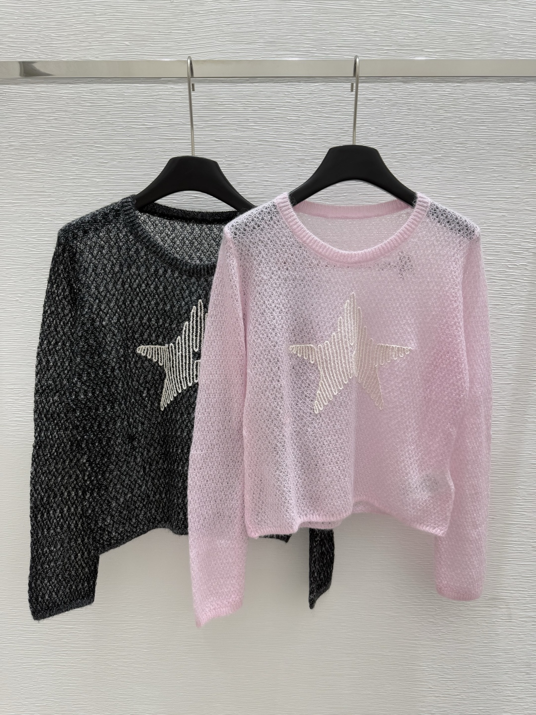 NO:436012,D Home Early Autumn New Style Hollow Embroidered Knitted Round Neck Long Sleeve Color Pink. Black Size 36.38.40, Dior, Alexander wang19860909D家 早秋新款 镂空刺绣针织圆领长袖 颜色粉色.黑色 尺码36.38.40,,dior,alexander wang,Women's clothing