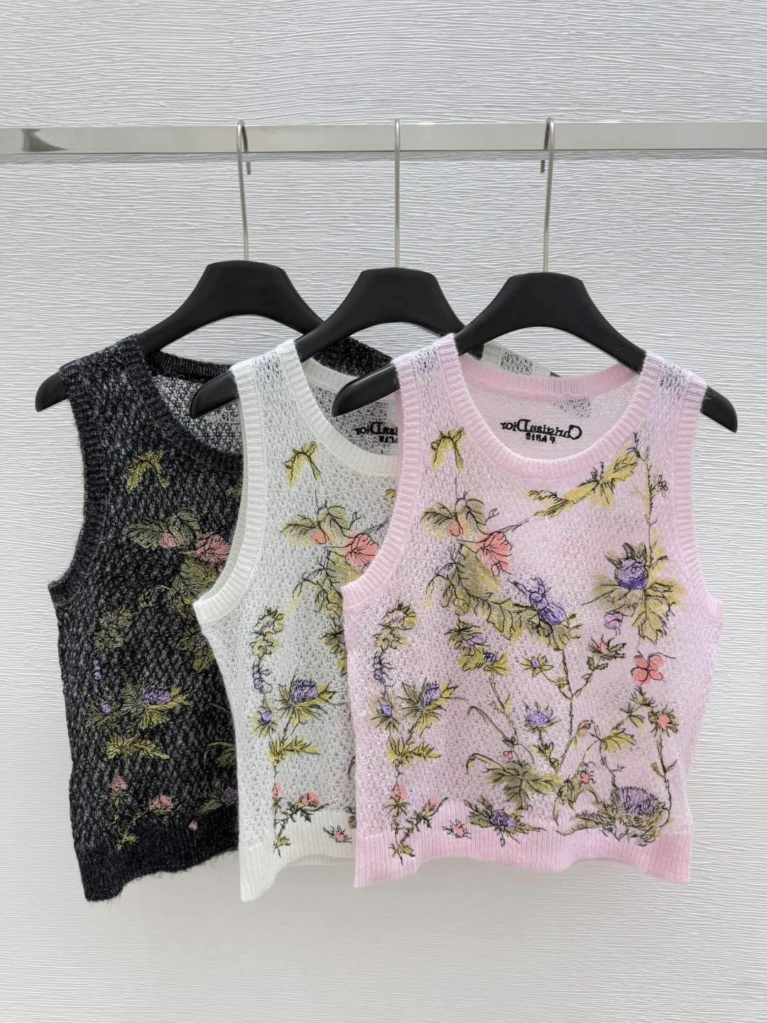 NO:436361,D Home New Summer Jungle Pattern Embroidered Knitted Round Neck Vest Color White. Black. Pink Size 36.38.40, Dior, Alexander wang19860909D家 夏季新款 丛林图案刺绣针织圆领背心 颜色白色.黑色. 粉色 尺码36.38.40,,dior,alexander wang,Women's clothing