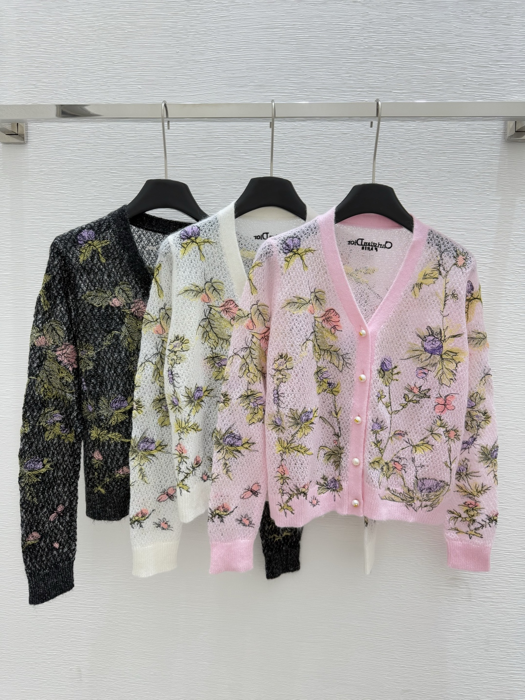 NO:436363,D Home Summer New Jungle Pattern Embroidered Knitted V-neck Cardigan Color White. Black. Pink Size 36.38.40, Dior, Alexander wang19860909D家 夏季新款 丛林图案刺绣针织V领开衫 颜色白色.黑色. 粉色 尺码36.38.40,,dior,alexander wang,Women's clothing