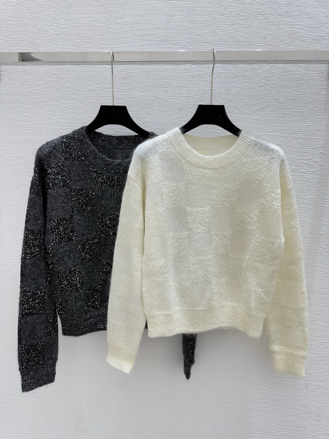 NO:442547,BC Home Early Autumn New Style Beaded Checkerboard Grid Knitted Round Neck Long Sleeve Color Beautiful. Black Size 36.38.40, Chanel, Alexander Wang19860909BC家 早秋新款 珠片棋盘格针织圆领长袖 颜色米白.黑色 尺码36.38.40,,chanel,alexander wang,Women's clothing