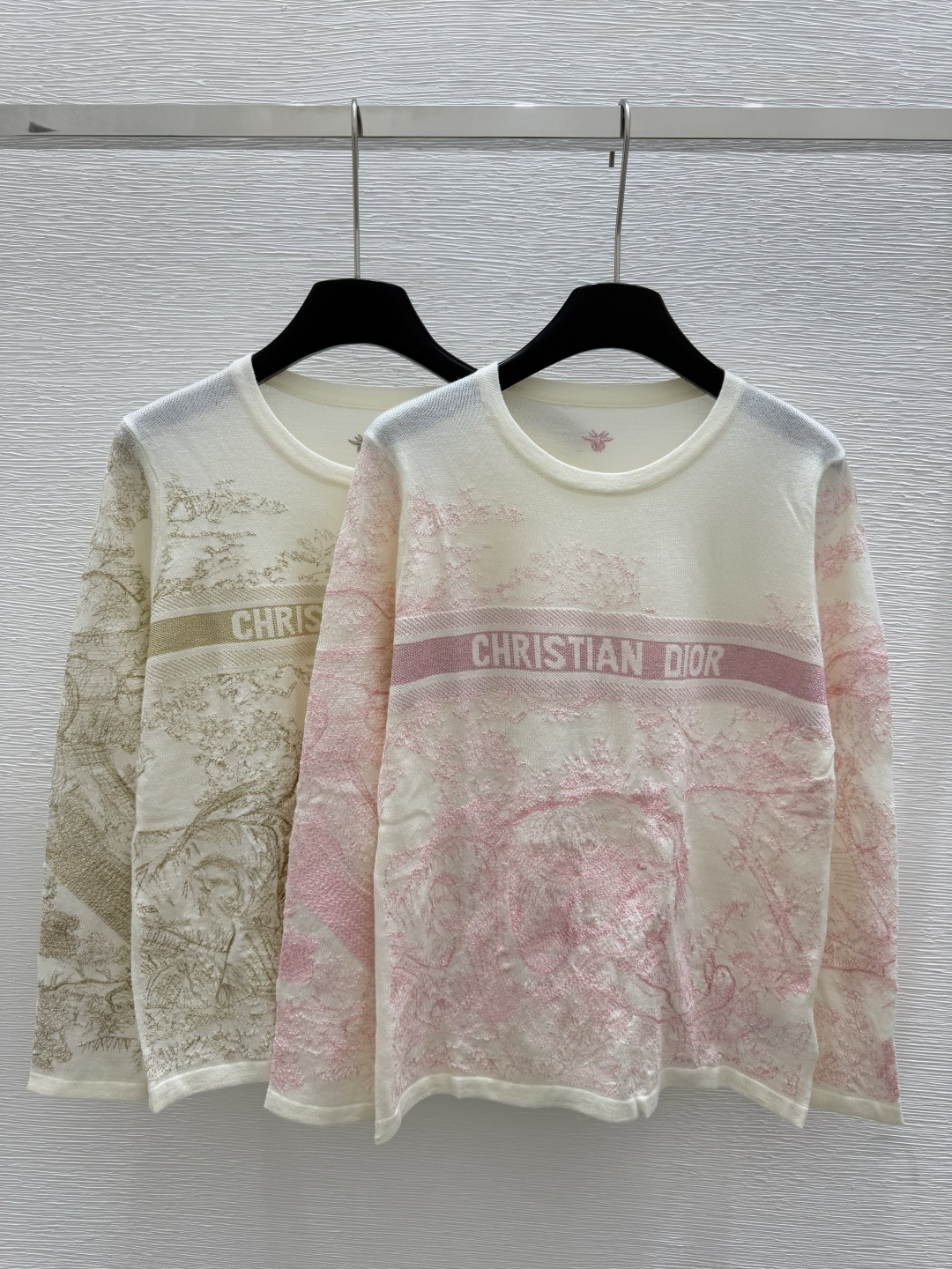 NO:442659,D Home Early Autumn New Style Lion Embroidery Knitted Round Neck Long Sleeve Color Pink Apricot Size 36.38.40, Dior, Alexander wang19860909D家 早秋新款 狮子刺绣针织圆领长袖 颜色粉色.杏色 尺码36.38.40,,dior,alexander wang,Women's clothing
