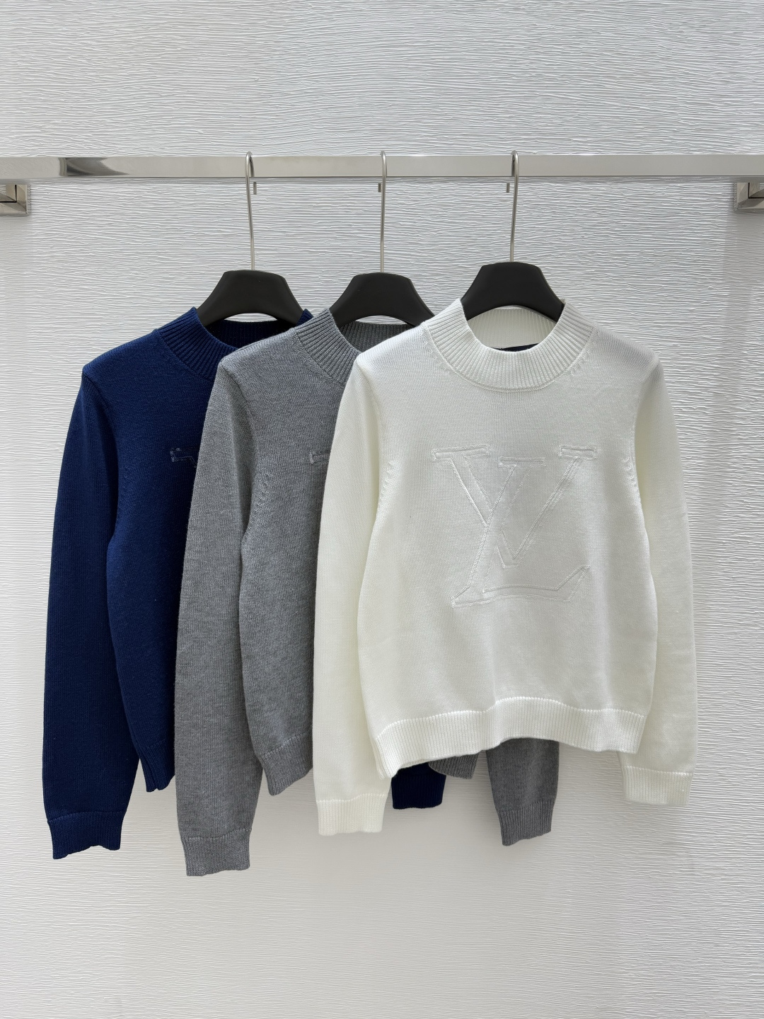 NO:436367,L Home Early Autumn New Beaded Logo Knitted Round Neck Long Sleeve Color White Gray Royal Blue Size 36.38.40, louis vuitton,alexander wang19860909L家 早秋新款 珠片logo针织圆领长袖 颜色白色 灰色 宝蓝 尺码36.38.40,,louis vuitton,alexander wang,Women's clothing