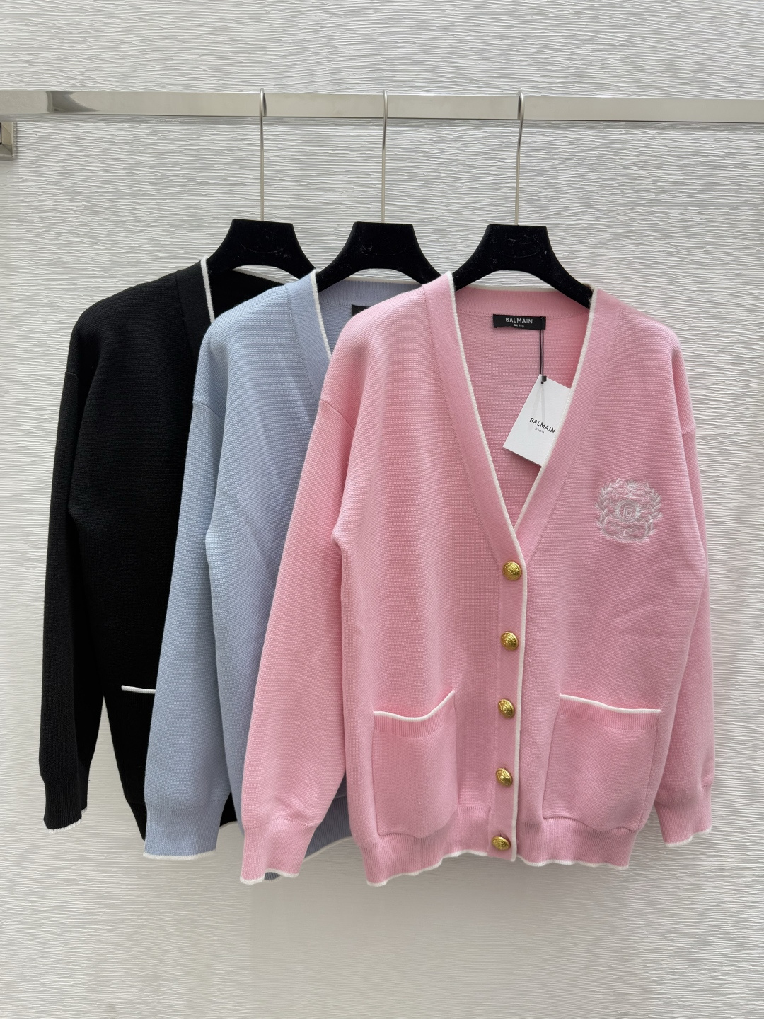 NO:440593,BU Home Early Autumn New Embroidery Contrast Edge V-neck Knit Cardigan Color Pink Blue Black Size 36.38.40,,alexander wang19860909BU家 早秋新款 刺绣撞色边V领针织开衫 颜色粉色 蓝色 黑色 尺码36.38.40,,alexander wang,Women's clothing