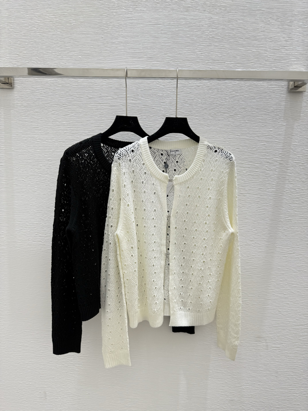 NO:443769,CH Home Early Autumn New Solid Color Hollow Round Neck Knitted Cardigan Color Apricot Black Size 36.38.40,,alexander wang19860909CH家 早秋新款纯色镂空圆领针织开衫 颜色杏色 黑色 尺码36.38.40,,alexander wang,Women's clothing